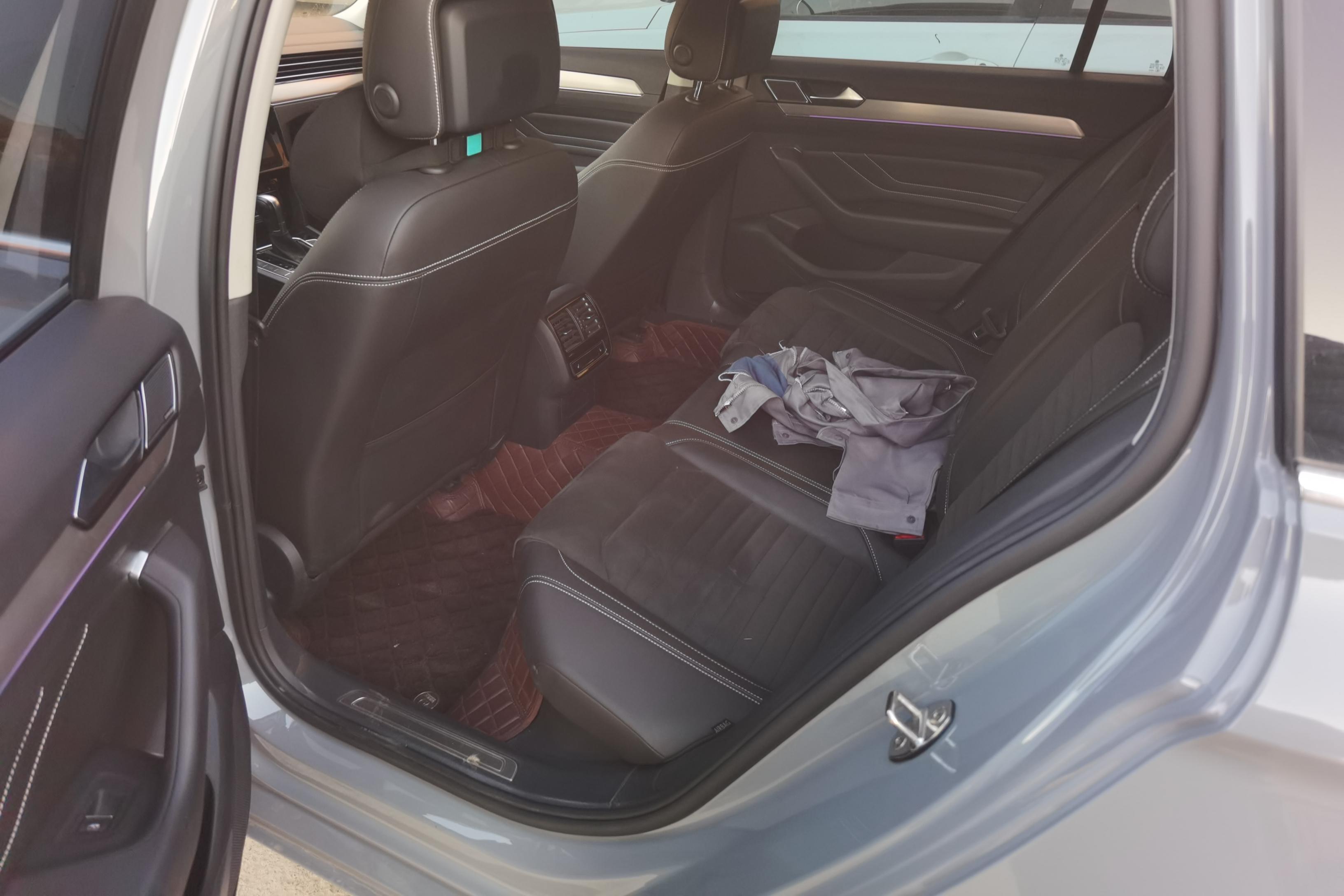 Volkswagen Passat Variant 2023 immagine di auto #14