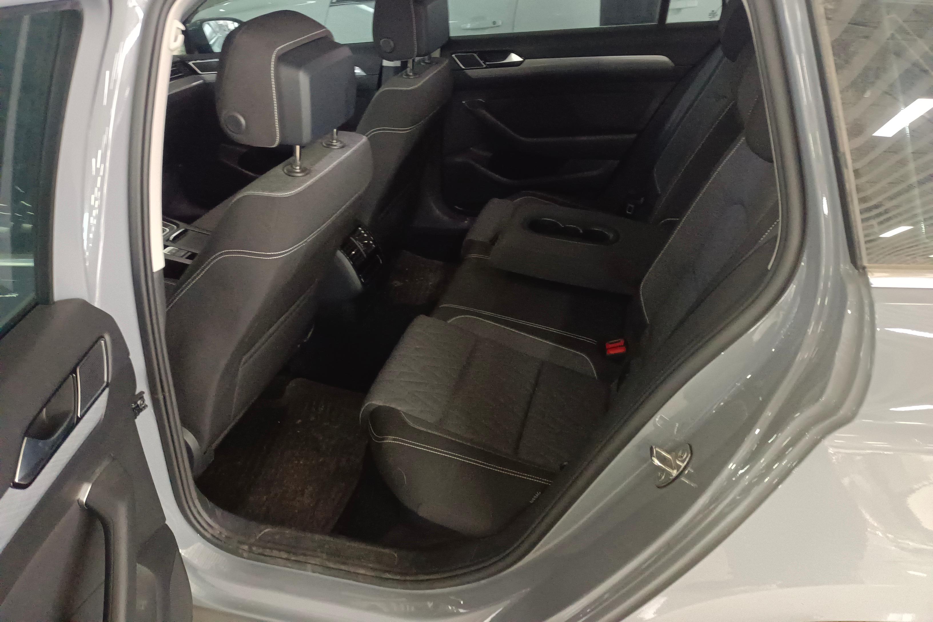 Volkswagen Passat Variant 2023 immagine di auto #14