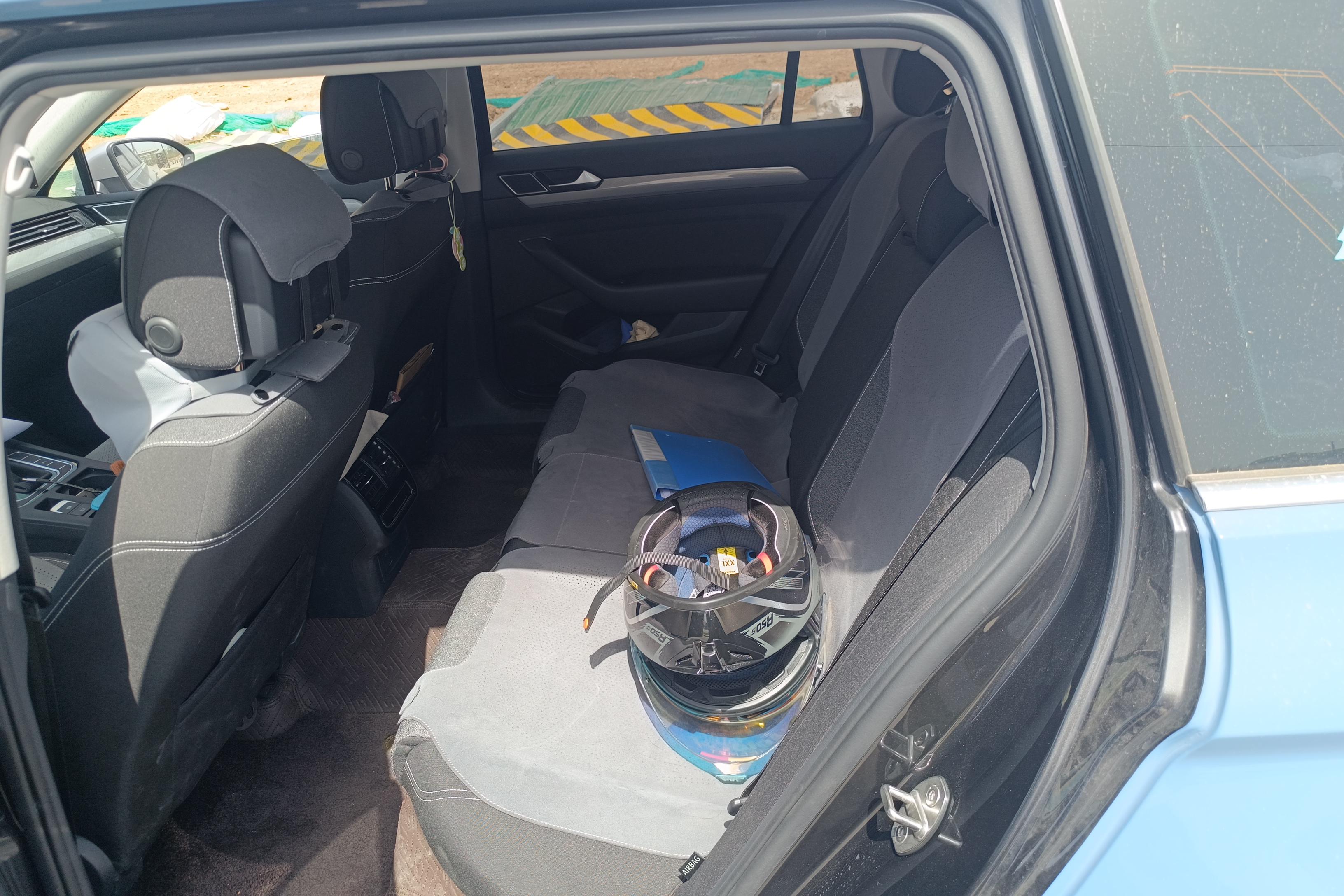 Volkswagen Passat Variant 2023 immagine di auto #14