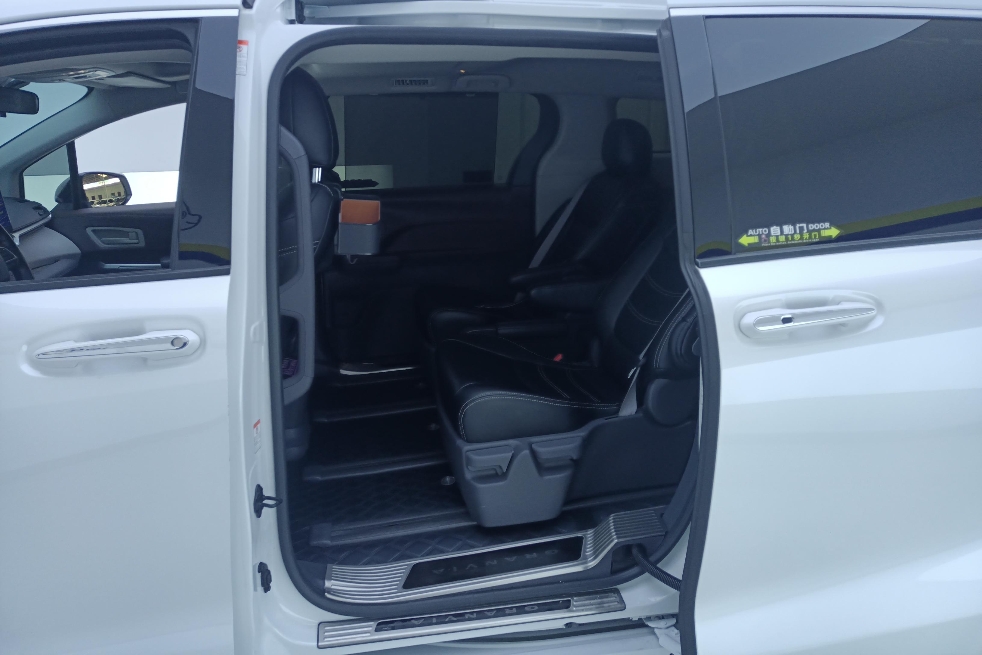 Toyota Granvia 2024 immagine di auto #14