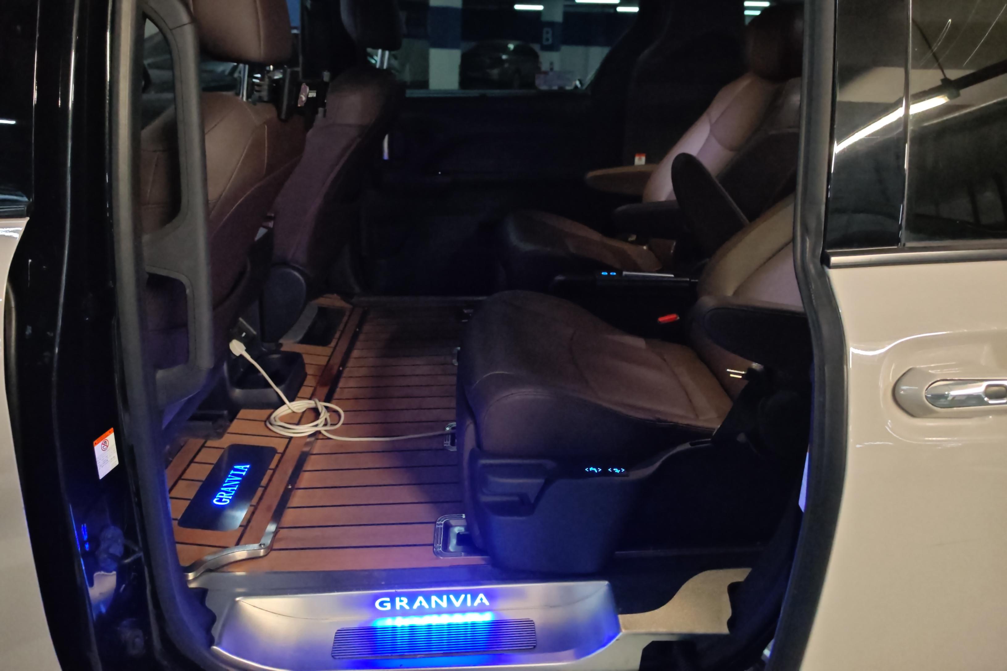 Toyota Granvia 2023 car image #14