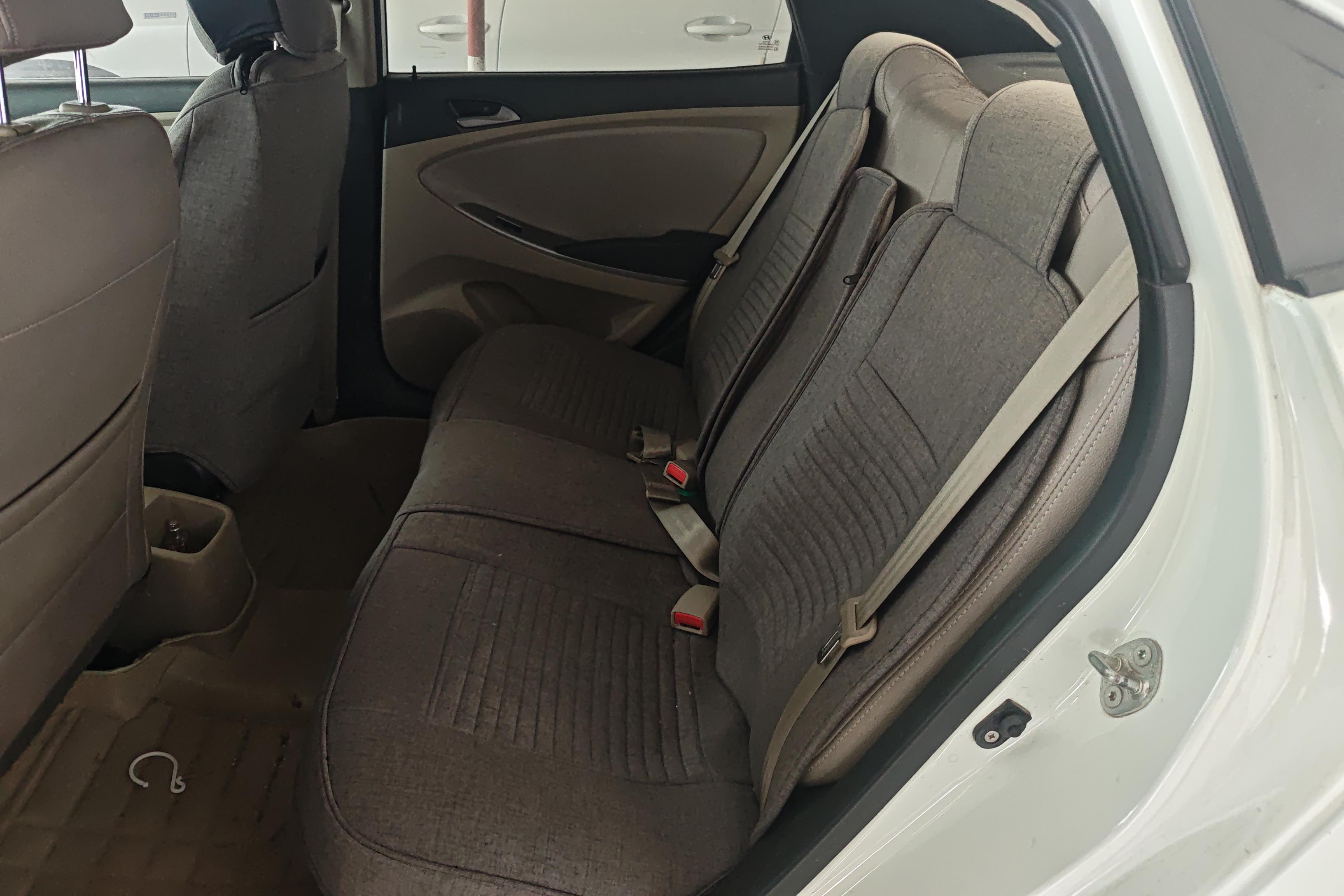 Hyundai Reina 2014 #14 Hyundai Reina 2014 car image #14