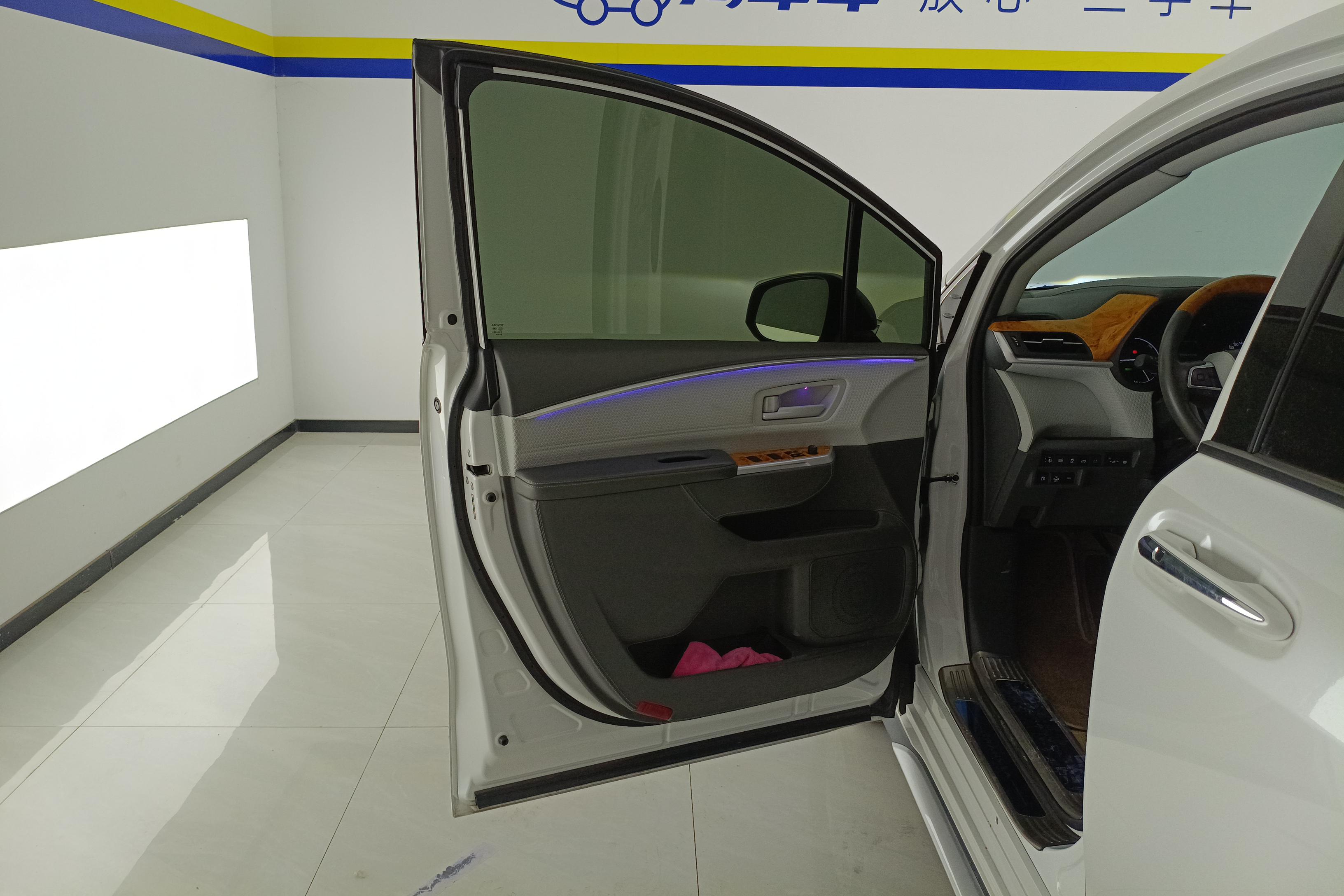 Toyota Granvia 2023 car image #14