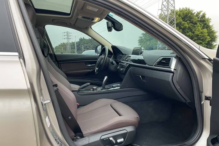 BMW 3 Series 2018 immagine di auto #14