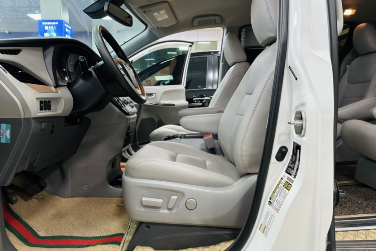 Toyota Sienna 2020 immagine di auto #14