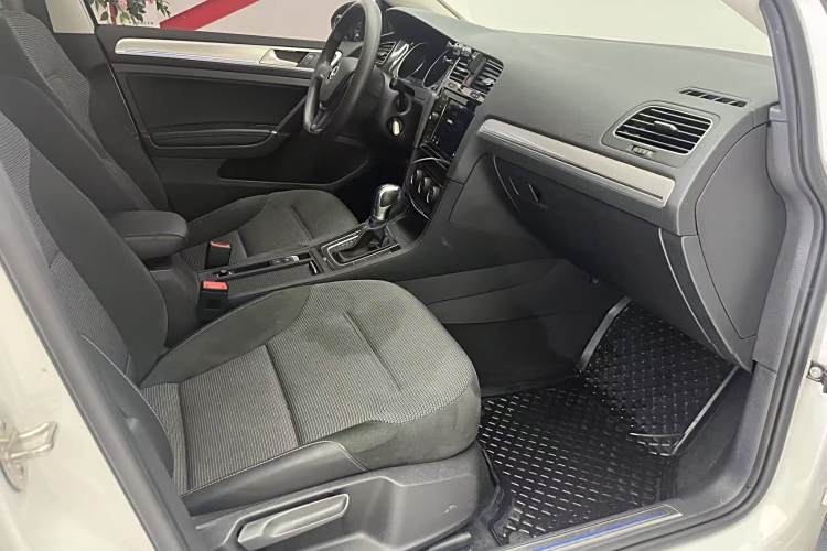 Volkswagen Golf Pure Electric 2020 car image #14