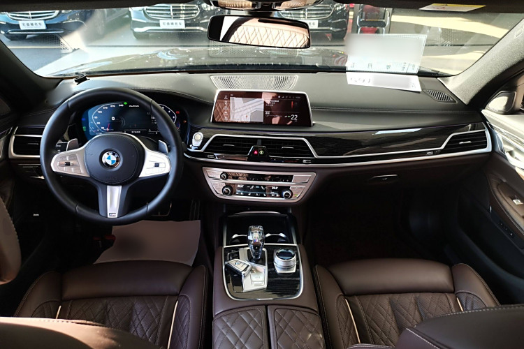 BMW M760Le 2022 #14 BMW M760Le 2022 car image #14