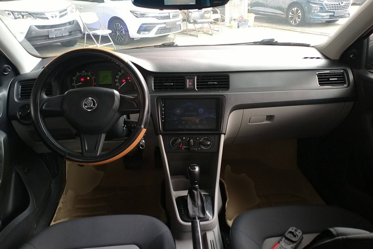Skoda Rapid 2017 car image #14