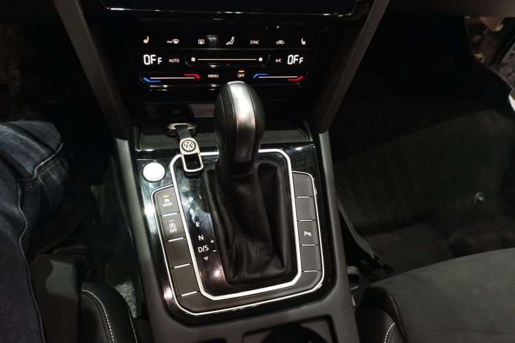 Volkswagen Passat Variant 2023 imagem de carro #14