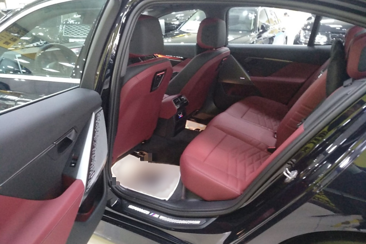 BMW i5 2025 car image #14