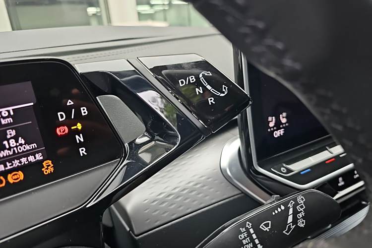 Volkswagen ID.6 X 2024 car image #14