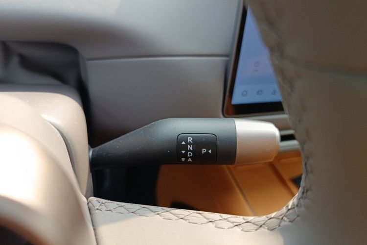 Li i8 2025 image de voiture #14