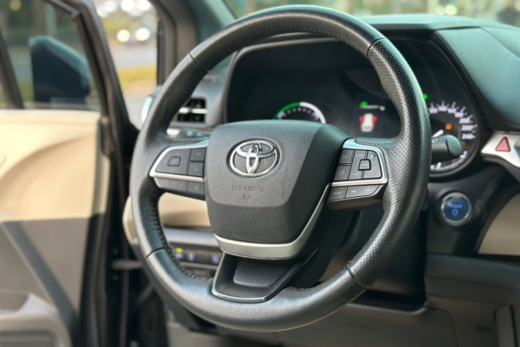 Toyota Granvia 2023 car image #14