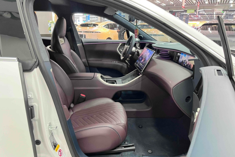 Avatr 11 2024 car image #14