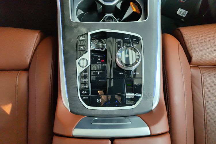 BMW X7 2023 car image #14