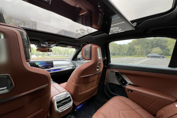 BMW i7 M70L 2024 car image #14