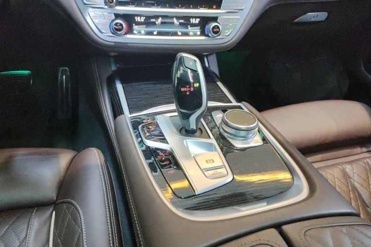 BMW M760Le 2021 car image #14