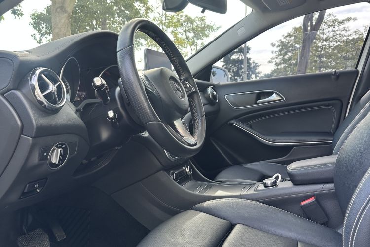 Mercedes-Benz GLA Class 2018 car image #14