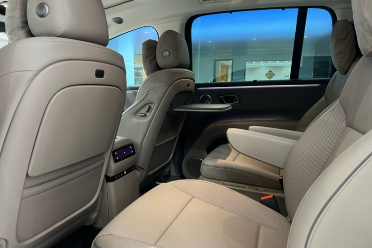 Li i8 2025 image de voiture #14