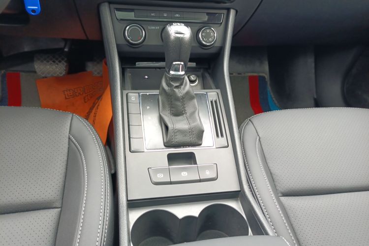 Skoda Superb 2018 car image #14