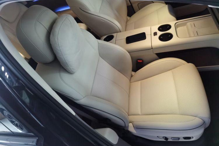 Li i8 2025 image de voiture #14