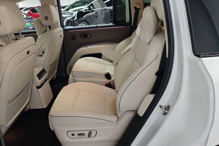 Li i8 2025 image de voiture #14