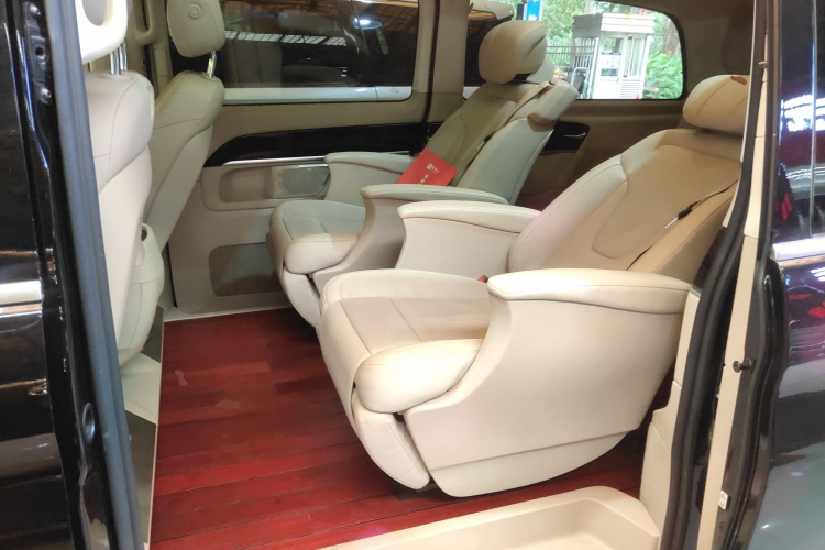 Mercedes-Benz V Class 2020 immagine di auto #14