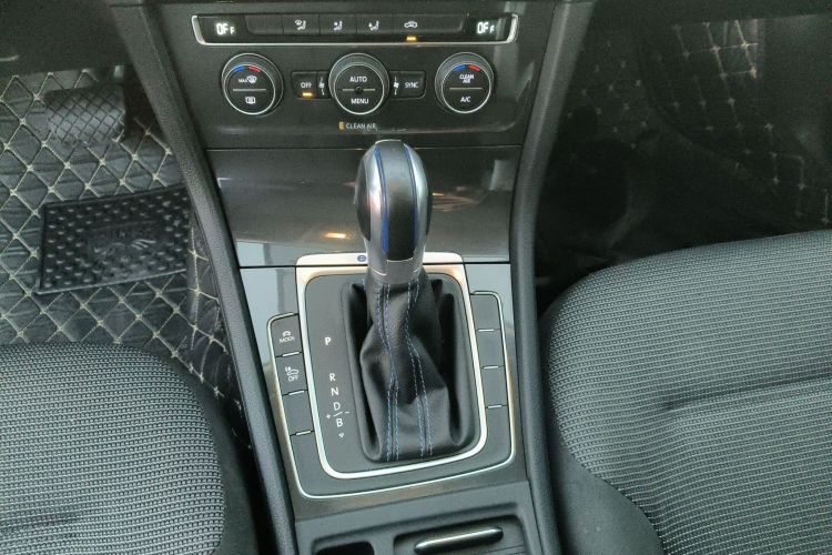 Volkswagen Golf Pure Electric 2020 #14 Volkswagen Golf Pure Electric 2020 car image #14