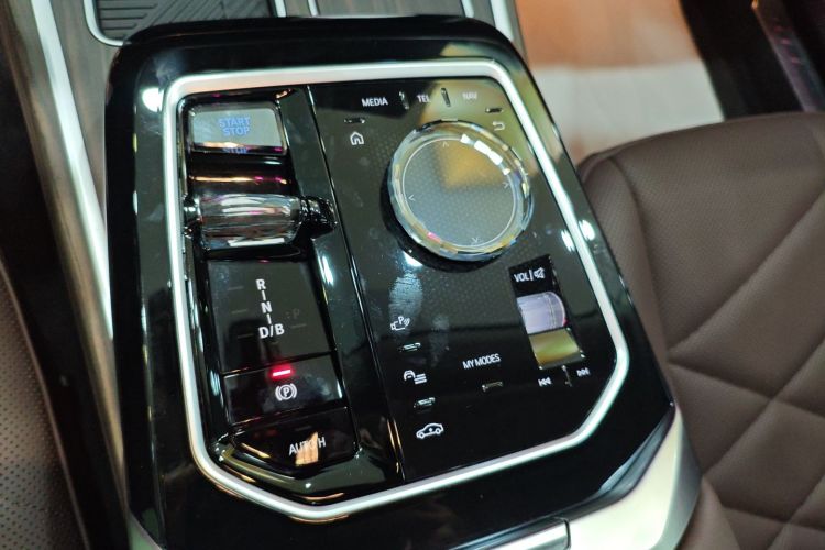 BMW i7 M70L 2024 car image #14