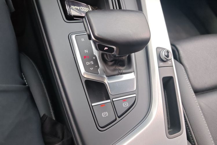 Audi A4 2021 immagine di auto #14