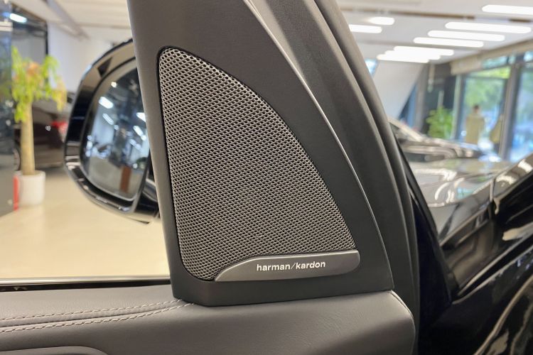 BMW X7 M60i 2024 car image #14