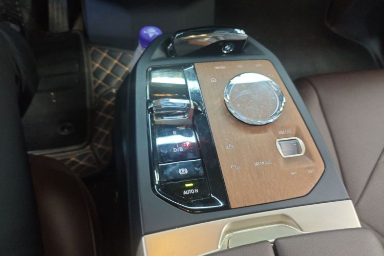 BMW iX 2023 immagine di auto #14