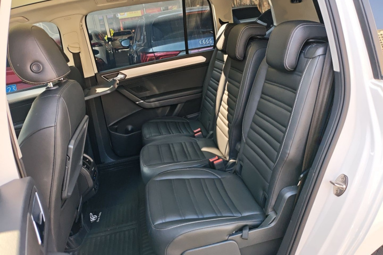 Volkswagen Touran 2021 immagine di auto #14