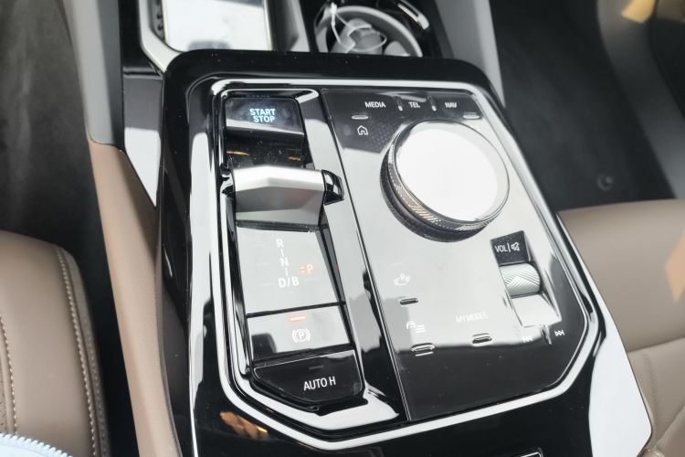 BMW i5 2025 car image #14