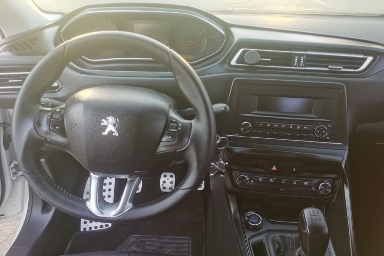 Peugeot 308 2018 car image #14