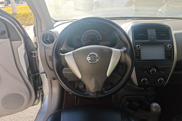 Nissan Sunny 2015 #14 Nissan Sunny 2015 car image #14
