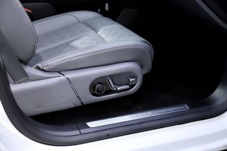 Zeekr 7X 2024 car image #14