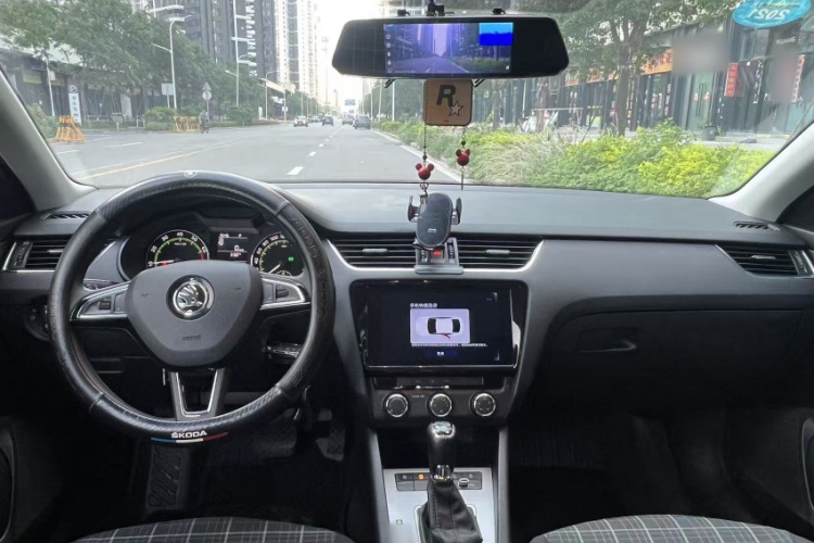 Skoda Octavia 2019 car image #14