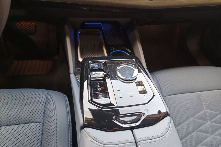 BMW i5 2024 image de voiture #14