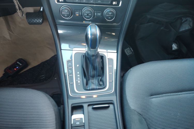 Volkswagen Golf Pure Electric 2020 car image #14