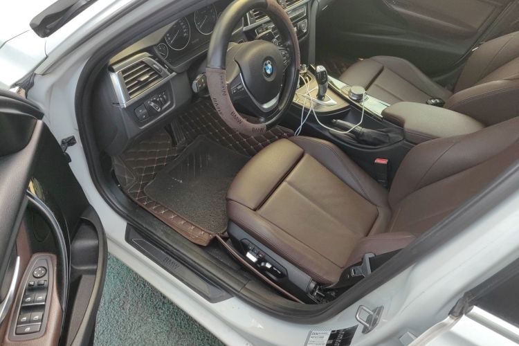 BMW 3 Series 2019 car image #14