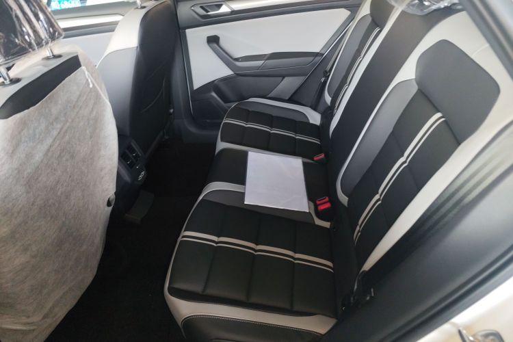 Volkswagen T-Roc 2025 car image #14