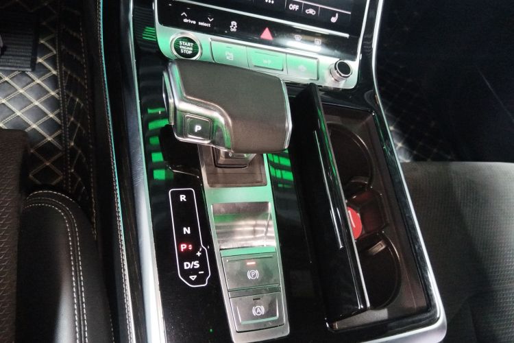 Audi Q8 2021 car image #14