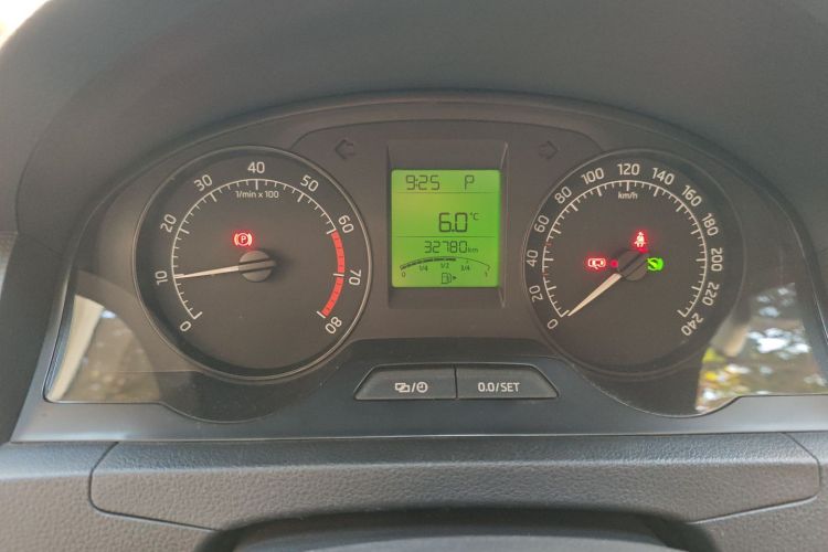 Skoda Rapid 2016 car image #14