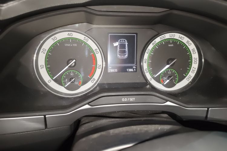 Skoda Superb 2019 car image #14