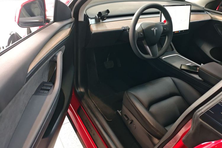 Tesla Model Y 2021 car image #14