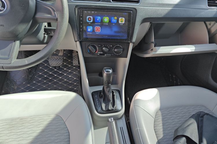 Skoda Rapid 2017 car image #14