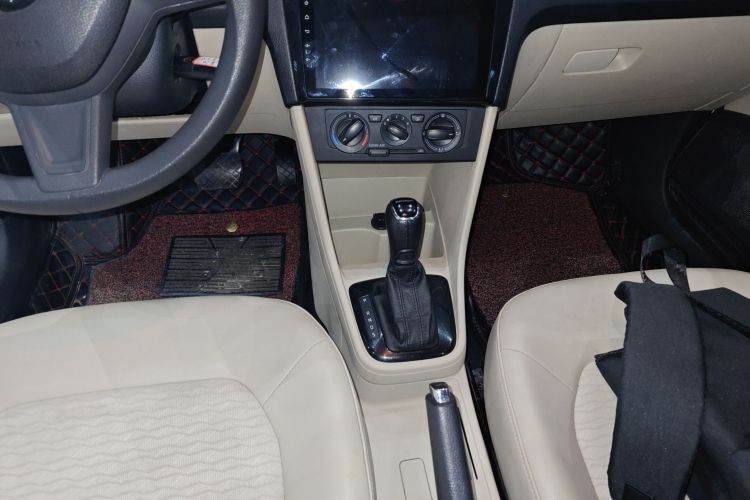 Skoda Rapid 2016 car image #14