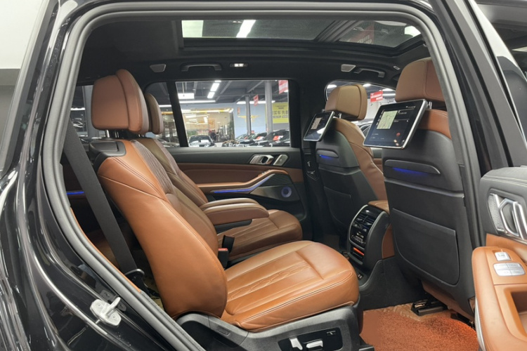 BMW X7 2020 car image #14