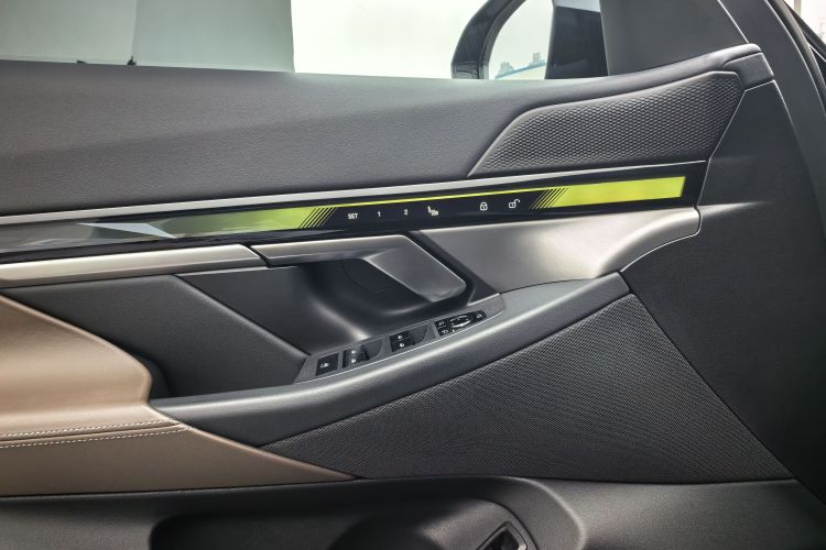 BMW i5 2024 car image #14